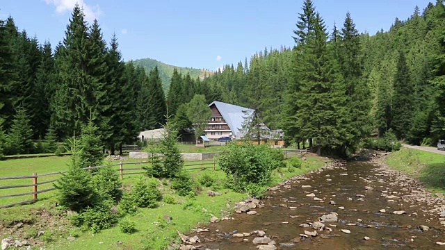 山河附近的乡村小屋视频素材