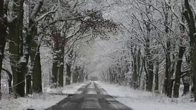 在冬天沿着马路开车。雪和光滑的视频素材