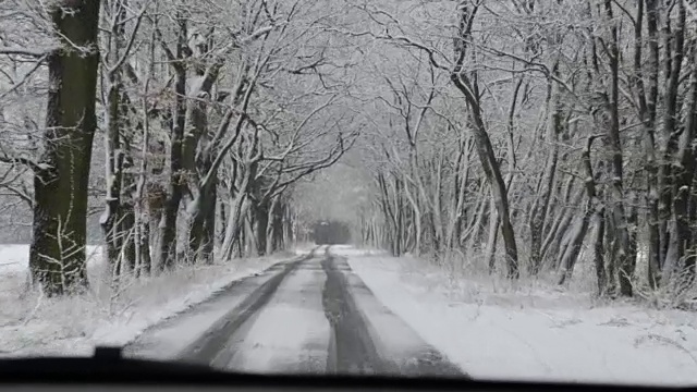 在冬天沿着马路开车。雪和光滑的视频素材