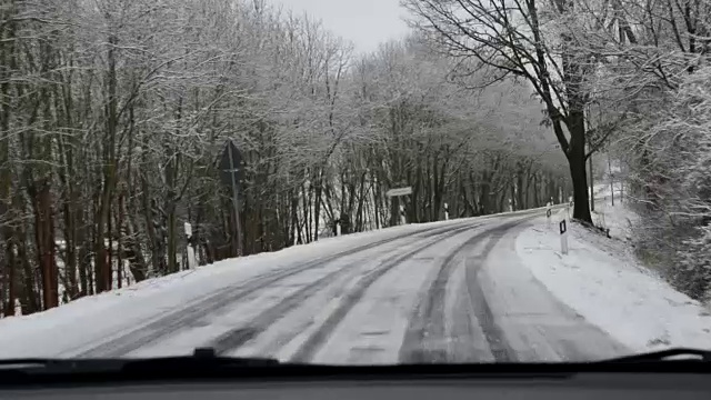 在冬天沿着马路开车。雪和光滑的视频素材