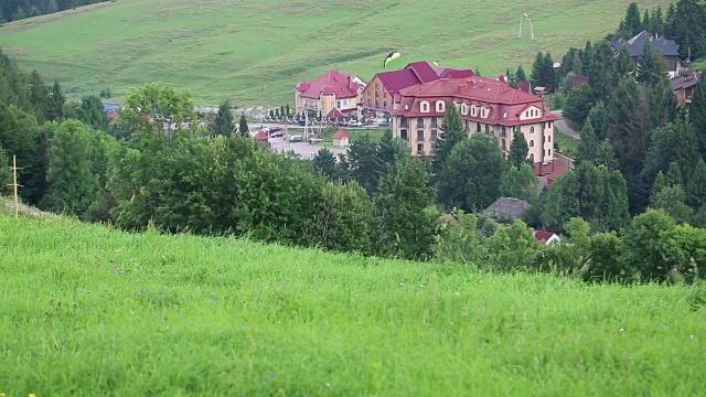 美丽的绿色山丘和小屋视频素材