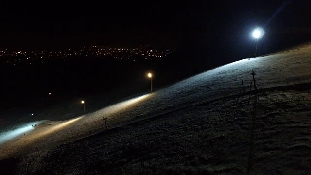 滑雪场斜坡上的夜市背景。视频素材