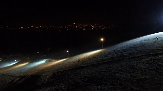 滑雪场斜坡上的夜市背景。视频素材