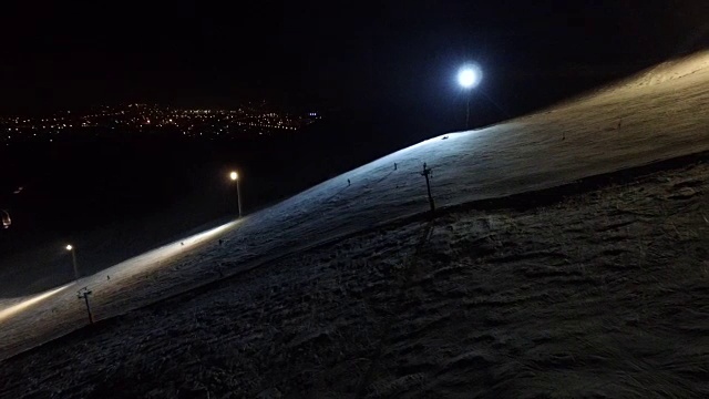 滑雪场斜坡上的夜市背景。视频素材