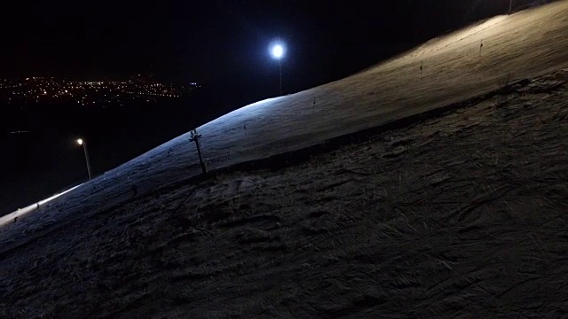 滑雪场斜坡上的夜市背景。视频素材