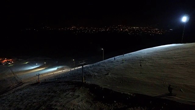 滑雪场斜坡上的夜市背景。视频素材