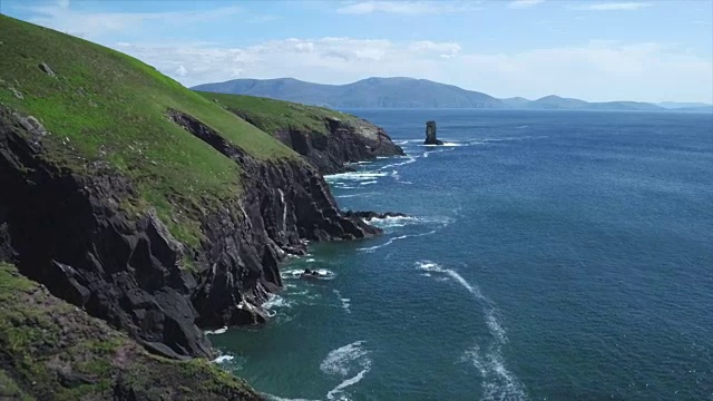 海浪拍打着海岸线峭壁视频素材