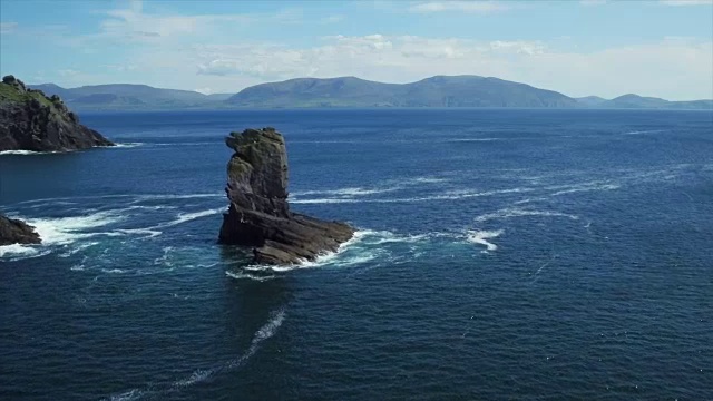 海岸线上海洋及海堆鸟瞰图视频素材