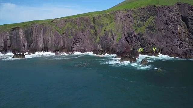 海面的航拍镜头由多岩石的小山悬崖面对视频素材