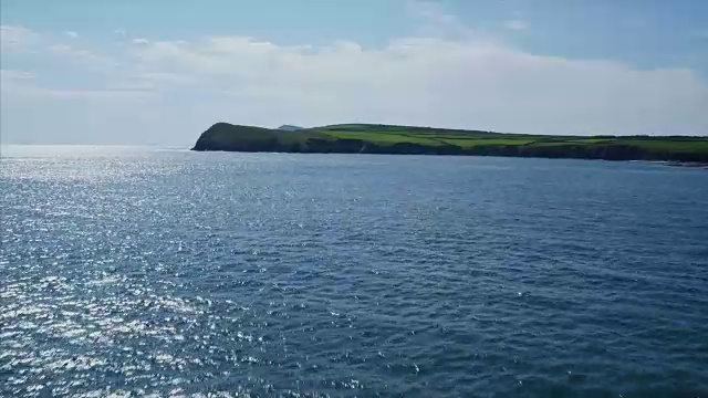 海面的航拍镜头由多岩石的小山悬崖面对视频素材