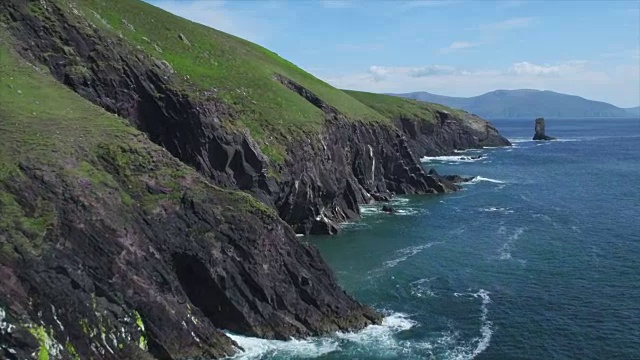 海面的航拍镜头由多岩石的小山悬崖面对视频素材