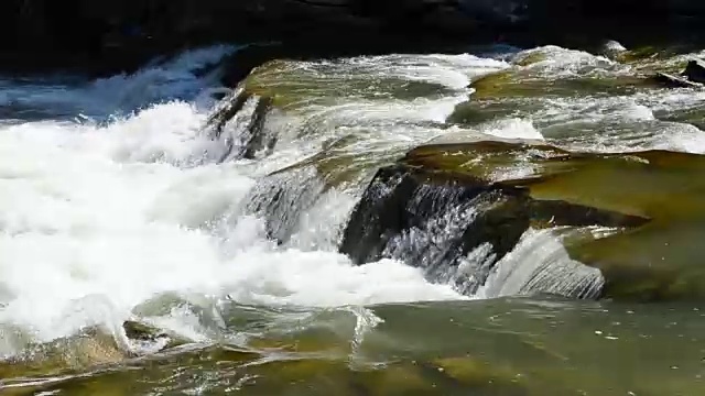 山脉，河流和裂缝视频素材