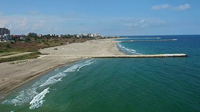 飞越罗马尼亚黑海康斯坦察海岸线视频素材