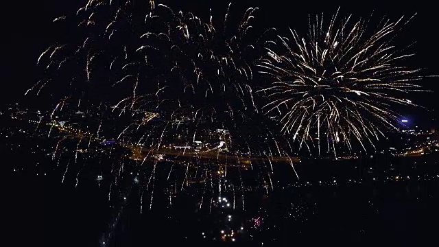 夜间航拍的烟花视频素材