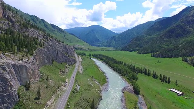 航拍阿勒泰弯曲的道路和森林视频下载