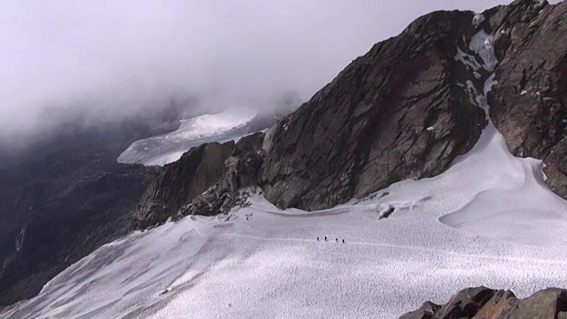 一群攀登者登上山顶视频素材