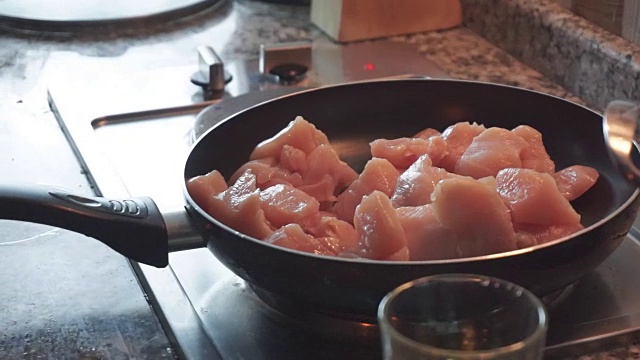 近距离的鸡肉烹饪在煎锅。视频素材