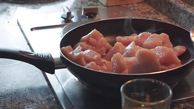 近距离的鸡肉烹饪在煎锅。视频素材