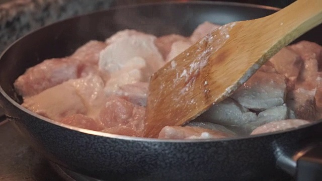 近距离的鸡肉烹饪在煎锅。视频下载