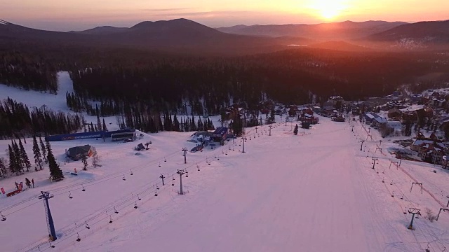 山附近的滑雪胜地的日出视频素材