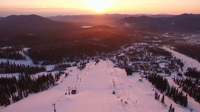 山附近的滑雪胜地的日出视频下载