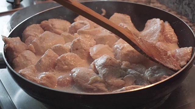 近距离的鸡肉烹饪在煎锅。视频素材