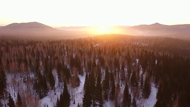 山附近的滑雪胜地的日出视频素材