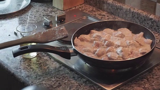 近距离的鸡肉烹饪在煎锅。视频素材