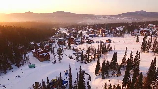 山附近的滑雪胜地的日出视频下载