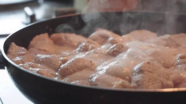 近距离的鸡肉烹饪在煎锅。视频素材