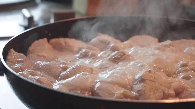 近距离的鸡肉烹饪在煎锅。视频素材