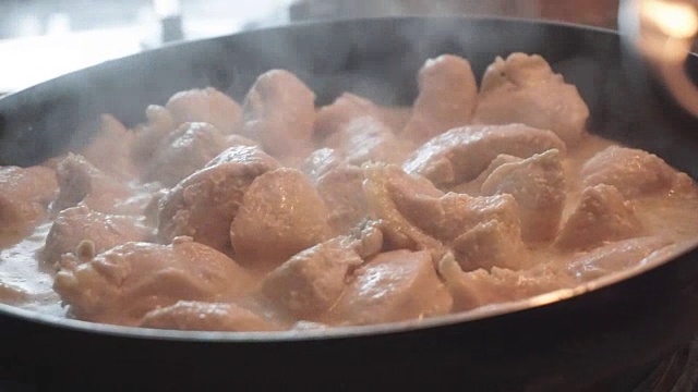 近距离的鸡肉烹饪在煎锅。视频素材