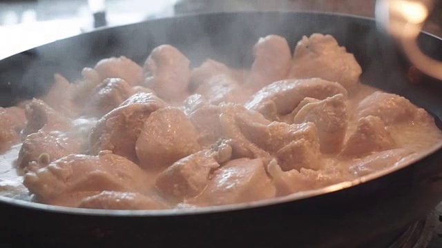 近距离的鸡肉烹饪在煎锅。视频下载