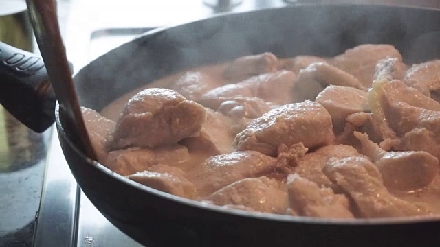 近距离的鸡肉烹饪在煎锅。视频素材