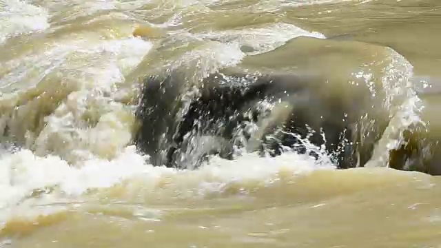 水和石头，河水视频素材