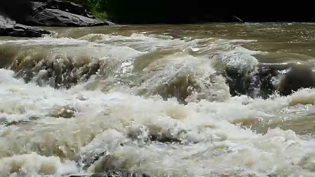 水和石头，河水视频素材