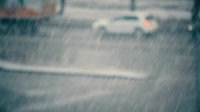 雪花飘落在汽车模糊的道路上视频素材