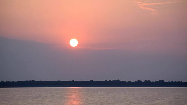 在乡村的湖泊或河流上日出视频素材