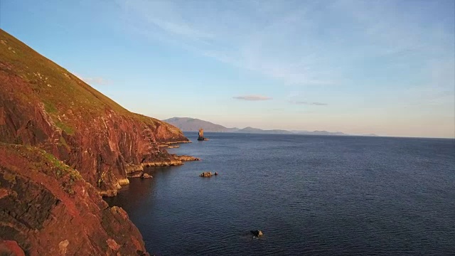 无人机拍摄的海洋，悬崖和海堆视频素材