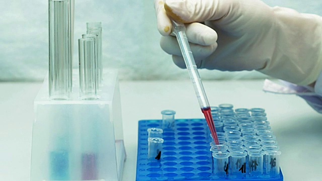 实验室技术员做化学分析视频素材