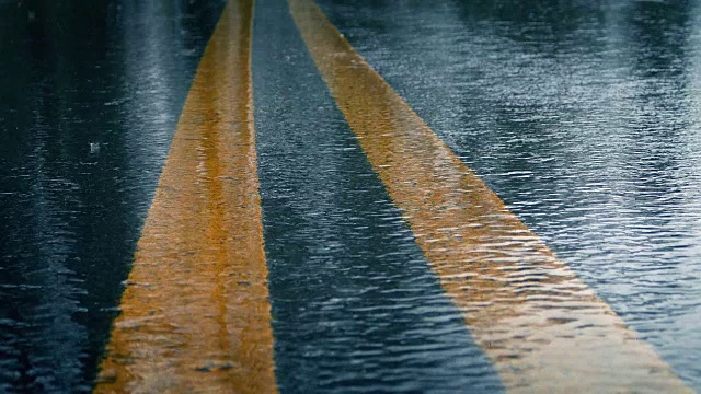 大雨打在路上视频素材