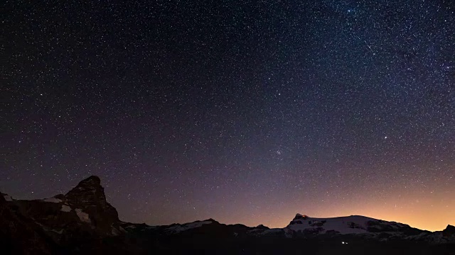 在雄伟的马特洪峰或维诺峰和蒙特罗莎冰川之上的星空明显旋转，意大利一侧。延时4k视频。视频素材