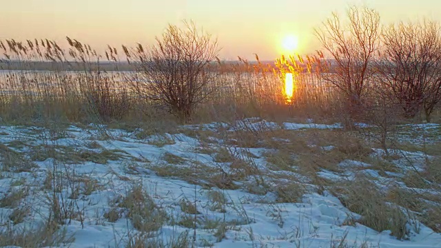 冬季日落时间流逝接近冰雪湖，HDR RAW视频素材