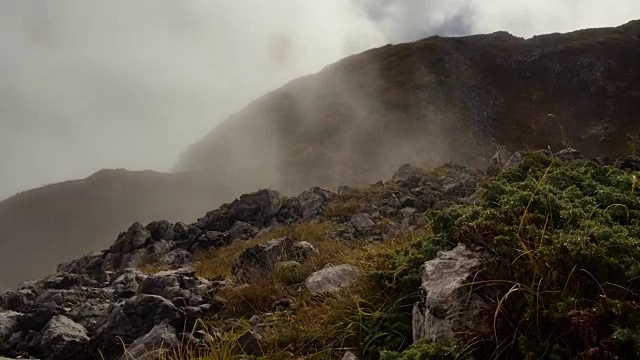 平滑的运动沿多雾的岩石山景观视频素材