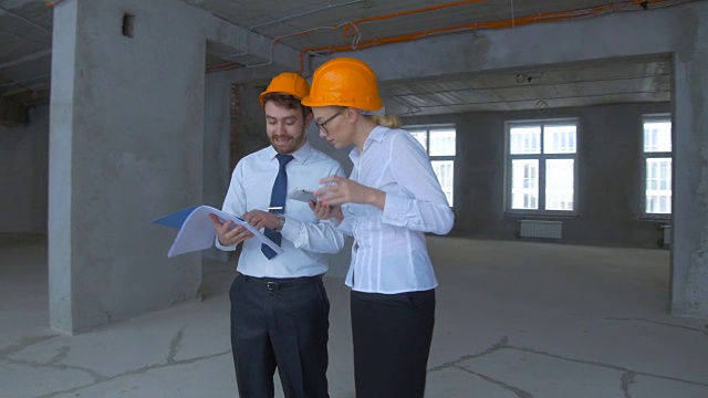 由工程师和建筑师组成的专业团队，检查未完工的工业建筑和施工现场视频素材