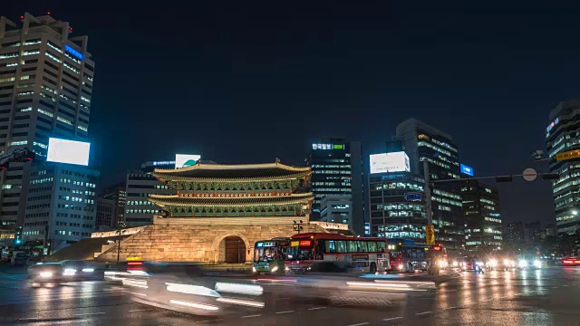 南大门(Sungnyemun)时间流逝在晚上，首尔，韩国，4K时间流逝视频素材