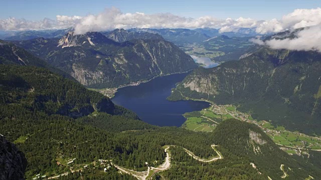 从达赫斯坦到哈尔斯塔特湖的全景山景视频素材