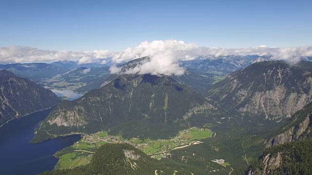 从达赫斯坦到哈尔斯塔特湖的全景山景视频素材