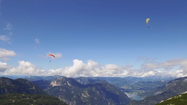 在落基的阿尔卑斯山山脉上滑翔视频素材