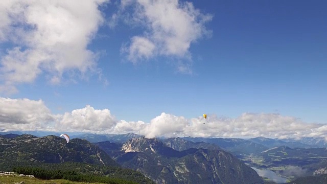 在落基的阿尔卑斯山山脉上滑翔视频素材